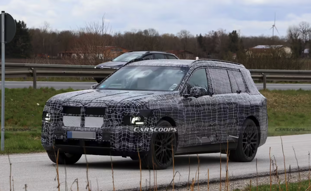 宝马iX7测试车曝光 旗舰SUV将纯电转型 2027年上市